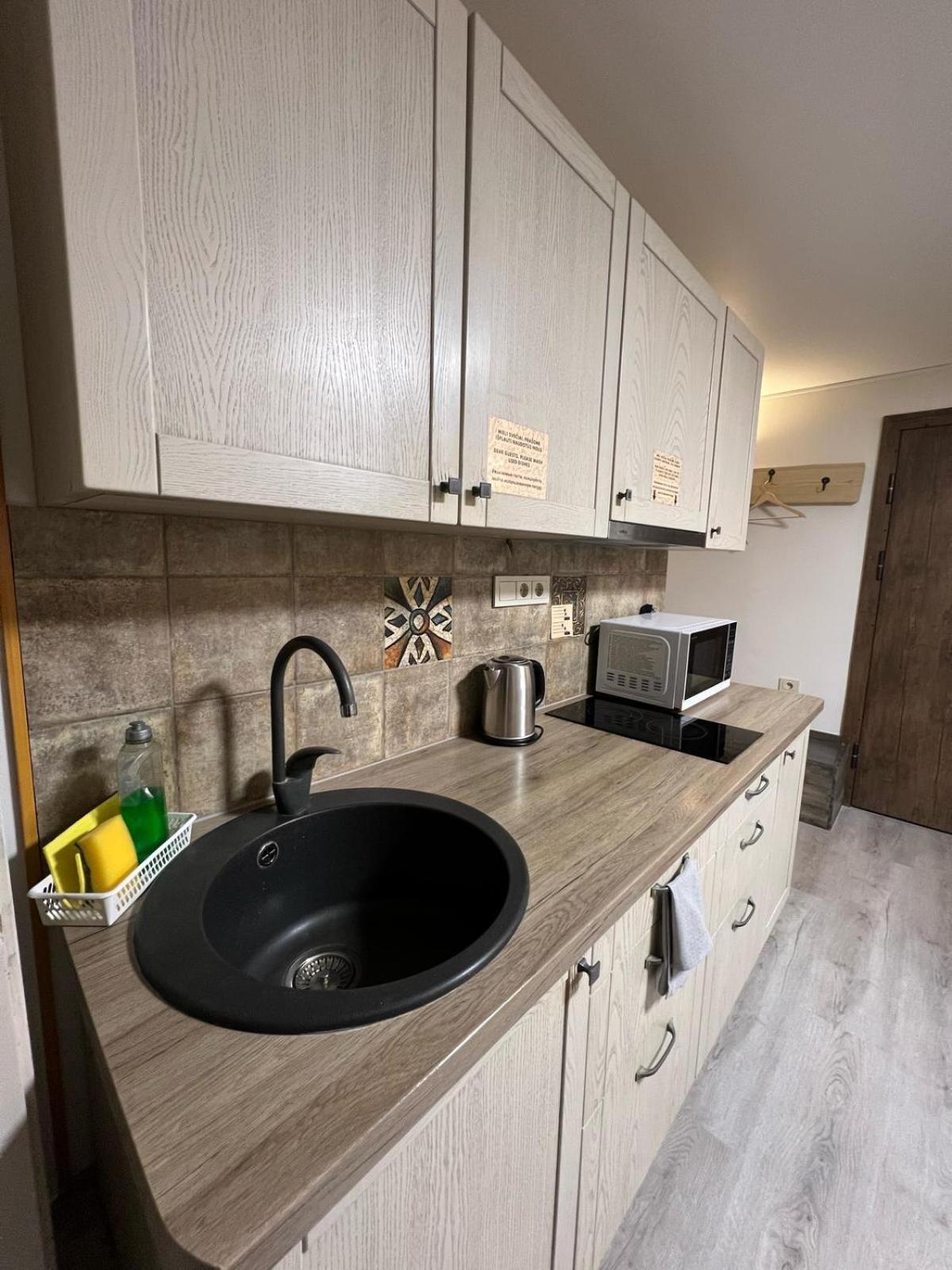 Kubu Ground Floor Rooms Klaipeda Bagian luar foto